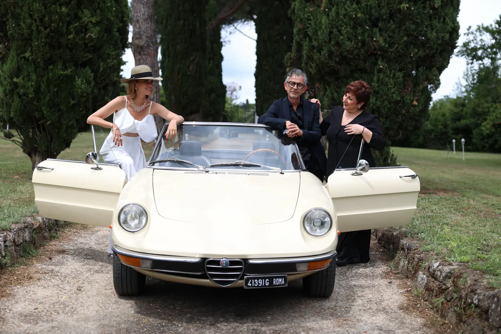 Lo staff di Clemente con una modella e un’auto d’epoca bianca, collezione Luxury Moment